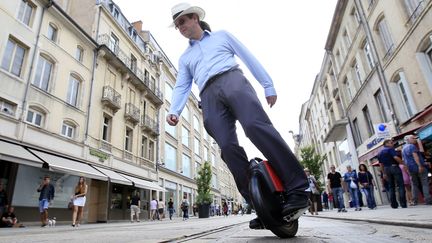 Un utilisateur de roue &eacute;lectrique dans une rue de Nancy, le 2 juillet 2014. (MAXPPP)