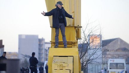 Serge Charnay descend de la grue sur laquelle il a pass&eacute; quatre jours, &agrave; Nantes (Loire-Atlantique), le 18 f&eacute;vrier 2013. (JEAN-SEBASTIEN EVRARD / AFP)