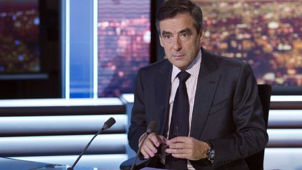 Fran&ccedil;ois Fillon sur le plateau du 20 heures de France 2, le 17 octobre 2011. (MIGUEL MEDINA / AFP)