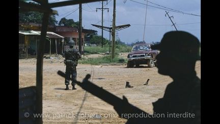 Militaires nigérians, intervenant dans le cadre de la force d'interposition africaine, à Caldwell (Libéria) le 16 novembre 1992 (photo Patrick Robert /corbis/Sygma)