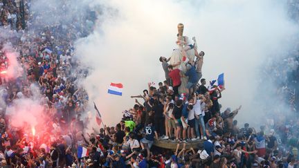 Ces fans aussi avaient leur coupe, certes en carton pâte, et ils l'ont brandie du haut de la statue de la place Royale de Nantes. (MAXPPP)