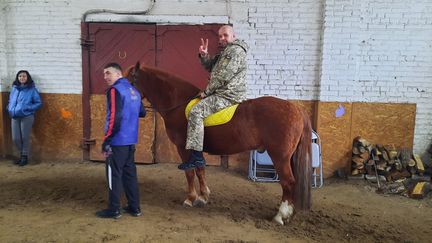 Serhy, un soldat ukrainien venu suivre une équithérapie. (THIBAULT LEFEVRE / RADIO FRANCE)