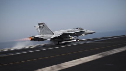 Un avion de combat am&eacute;ricain&nbsp;F/A-18C Hornet d&eacute;colle du pont du porte-avions "USS George H.W. Bush", le 15 ao&ucirc;t 2014 dans le Golfe arabo-persique. (MOHAMMED AL-SHAIKH / AFP)