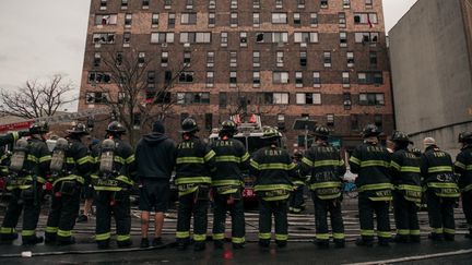 Des pompiers devant un immeuble du Bronx où un incendie accidentel a fait 19 morts, le 9 janvier 2022,&nbsp;à New York (Etats-Unis). (SCOTT HEINS / GETTY IMAGES NORTH AMERICA / AFP)