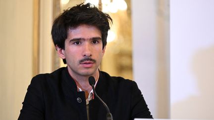 L'avocat franco-espagnol Juan Branco, lors d'une conférence de presse à Paris, le 17 juin 2022. (BERTRAND GUAY / AFP)