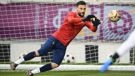 Hugo Lloris a annoncé, lundi, qu'il mettait fin à son aventure chez les Bleus après 14 ans en sélection. (FRANCK FIFE / AFP)