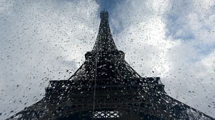 La pluie ne va pas s'arrêter, prévient un hydrologue le 17 novembre 2023 alors que la France est sous les intempéries depuis deux semaines. (STEFANO RELLANDINI / AFP)