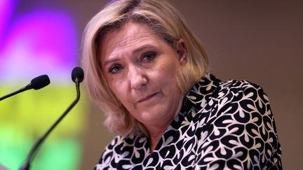 La candidate du Rassemblement national (RN) à la présidence, Marine Le Pen, devant la Fédération nationale des sapeurs-pompiers de France (FNSPF), à&nbsp;Paris, le 10 mars 2022. (THOMAS COEX / AFP)