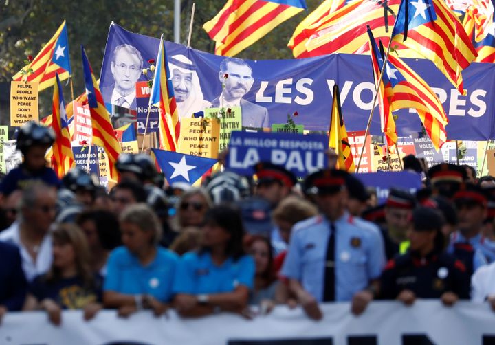 Des banderoles lors de la manifestation organisée dans les rues de Barcelone, samedi 26 août 2017.&nbsp; (JUAN MEDINA / REUTERS)