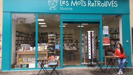 Isabelle Léger devant sa librairie, "Les mots retrouvés"
 (Laurence Houot / Culturebox)