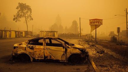 États-Unis : les violents incendies laissent des paysages de désolation