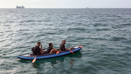 Trois migrants tentent de traverser la Manche dans le Pas-de-Calais à bord d'un canoé gonflable. (STR / AFP)