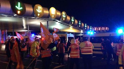 &nbsp; (Vers 21h30, les CRS sont arrivés pour déloger les routiers au péage de Saint-Arnoult © RF-Hélène Lam-Trong)