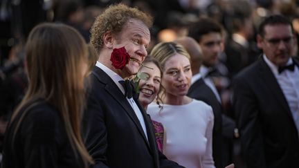 John C. Reilly a posé la rose dans la bouche aux côtés du jury de la section parallèle "Un certain regard". Avec lui, Alice Winocour, Paula Beer, Emilie Dequenne et Davy Chou s'apprêtent à révéler le palmarès de cette section, qui célèbre le jeune cinéma mondial. (DANIEL COLE/AP/SIPA / SIPA)