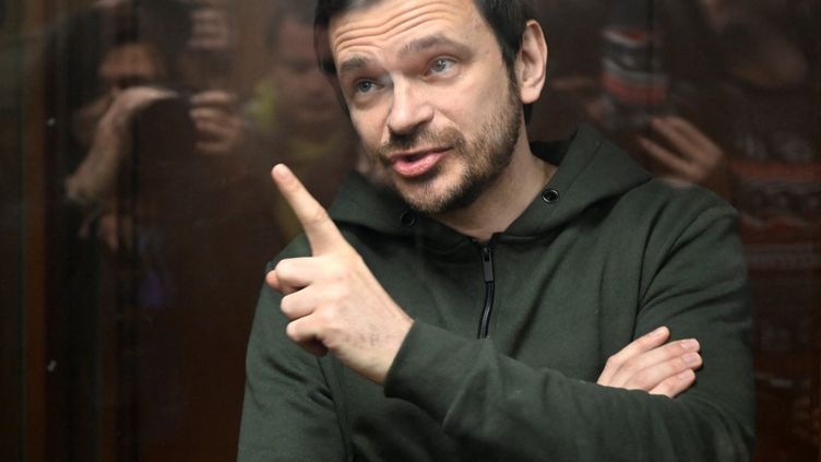 Russian opponent and Moscow city councilor Ilya Yashin during a hearing in a court in Moscow (Russia), November 23, 2022. (ALEXANDER NEMENOV / AFP)