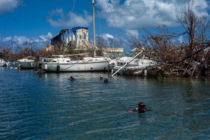 Depuis une semaine, les hommes de la brigade nautique ont exploré 25% des abords de l'île de Saint-Martin. (RADIO FRANCE / MATTHIEU MONDOLONI)