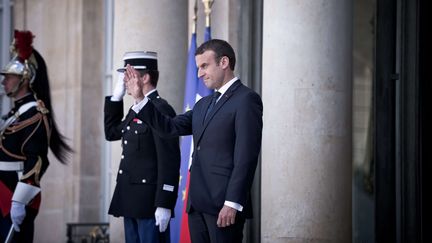 Emmanuel Macron sur le perron de l'Elysée, le 16 juin 2017 (NICOLAS MESSYASZ/SIPA / NICOLAS MESSYASZ)