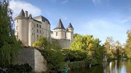 Le château fort de Verteuil sur la Charente en Nouvelle Aquitaine (France). (PHILIPPE ROY / AFP)