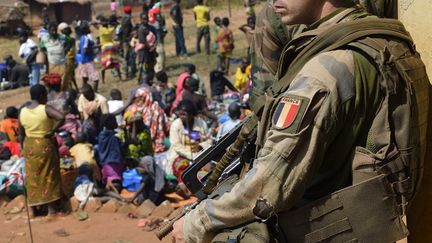 Un soldat fran&ccedil;ais de l'op&eacute;ration Sangaris &agrave; Boali, au nord de Bangui&nbsp;(Centrafrique), le 19 janvier 2014. (ERIC FEFERBERG / AFP)