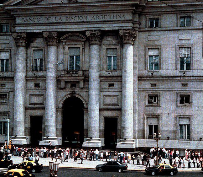 Les argentins achètent des dollars au marché noir devant la Banque centrale argentine (AFP/Hugo Villalobos)