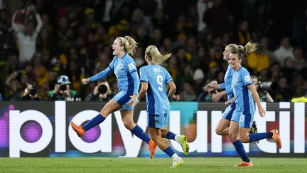 Les Anglaises célèbrent le but de Lauren Hemp face à l'Australie, en demi-finale du Mondial, le 16 août 2023, à Sydney. (AFP)