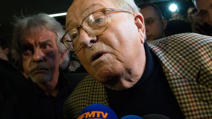 Jean-Marie Le Pen parle aux journalistes &agrave; son arriv&eacute;e dans le Vaucluse &agrave; Carpentras le 29 mars 2015. (BERTRAND LANGLOIS / AFP)