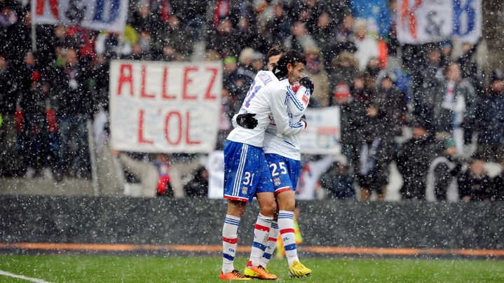 Les Lyonnais Rachid Ghezzal et Yassine Benzia se congratulent lors de la victoire de leur &eacute;quipe sur Lorient, le 24 f&eacute;vrier 2012.&nbsp; (PHILIPPE MERLE / AFP)