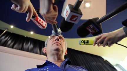 Le s&eacute;lectionneur de l'&eacute;quipe de France de handball, Claude Onesta, devant les journalistes, le 19 janvier 2012, &agrave; Novi Sad (Serbie). (FRANCK FIFE / AFP)