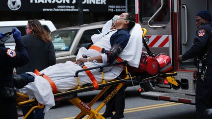 New York : l'intervention des secours après le déraillement d'un train de banlieue