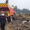 Des pompiers interviennent pour éteindre les braises encore fumantes sur une parcelle située à Saint-Symphorien, dans le sud du département de la Gironde, le 19 juillet 2022. (THOMAS GIRAUDEAU / RADIO FRANCE)