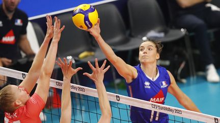 La Française Lucille Gicquel, lors de l'Euro de volley-ball 2023, en Estonie. (TOMS KALNINS / MAXPPP)