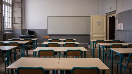 Une salle de classe du collège Saint-Colomban à Luxeuil (Haute-Saône), en août 2018. (JEAN-FRANÇOIS FERNANDEZ / RADIO FRANCE)