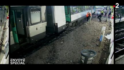 ENVOYÉ SPÉCIAL&nbsp; / FRANCE 2.&nbsp;Passage à niveau dangereux : quand un train percute un semi-remorque (CAPTURE D'ECRAN ENVOYÉ SPÉCIAL  / FRANCE 2)