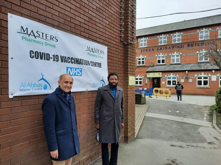 Murtaza Master et l'imam Cheikh Nuru Mohammed devant la mosquée&nbsp;Al Abbas de Birmingham (Angleterre), le 9 mars 2021. (RICHARD PLACE / RADIO FRANCE)