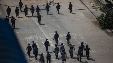 Des soldats et policiers birmans lors d'une manifestation contre le coup d'Etat militaire, le 6 mars 2021, à Rangoun. (SOPA IMAGES / SIPA)