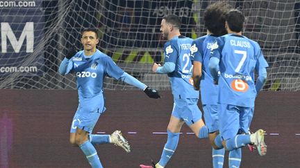 La joie d'Alexis Sanchez, double buteur, et des Marseillais lors de leur déplacement à Clermont, pour le compte de la 23e journée de Ligue 1, le 11 février 2023. (THIERRY ZOCCOLAN / AFP)