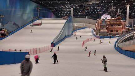 Le complexe de ski indoor de Shanghai (Chine), septembre 2024 (SEBASTIEN BERRIOT / RADIO FRANCE)