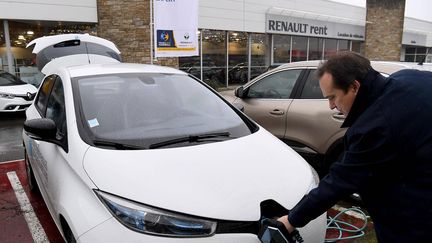 Un véhicule électrique en vente dans une concession automobile. Photo d'illustration. (MARC OLLIVIER / MAXPPP)