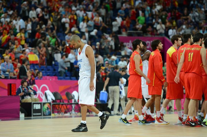 La déception de Tony Parker (en blanc), après la défaite française face aux Espagnols, en quart de finale des JO de Londres, le 8 août 2012. (TIMOTHY A. CLARY / AFP)