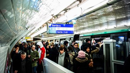 Le trafic était encore très perturbé dans le métro parisien, ici à la station Châtelet, le 16 décembre 2019. (MARTIN BUREAU / AFP)