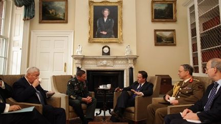 Le premier ministre britannique David Cameron et David Petraeus, commandant des forces de l'Otan, le 22 mars 2011 (AFP/Dan Kitwood)