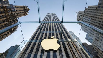 Le logo d'Apple sur un magasin du groupe, à New York, le 19 septembre 2019. (JOHANNES EISELE / AFP)