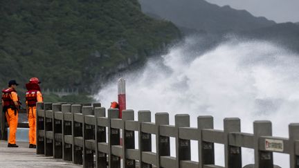 Des gardes-côtes patrouillent à Taipei (Taïwan), le 5 octobre 2023. (I-HWA CHENG / AFP)