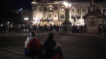 Des supporters de l'équipe de France devant l'hôtel de Crillon, le 16 juillet 2018. (LUCAS BARIOULET / AFP)