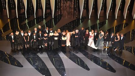 Le jury et les lauréats du 70e festival de Cannes, réuni sur la scène du Palais des festivals, le 28 mai 2017. (ANTONIN THUILLIER / AFP)