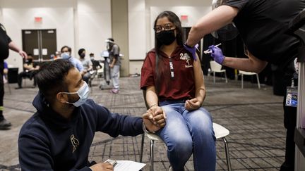 Une femme se fait vacciner contre le Covid-19 à Mississauga, dans l'Ontario, au Canada, le 15 mai 2021. (COLE BURSTON / AFP)