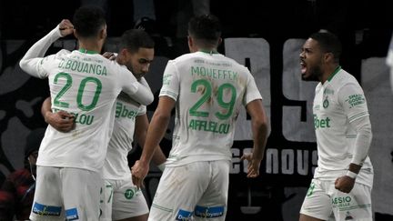 La joie et le soulagement des Verts après leur ouverture du score contre Angers, à l'occasion de la 20e journée de Ligue 1, disputée le mercredi 26 janvier 2022. (LOIC VENANCE / AFP)