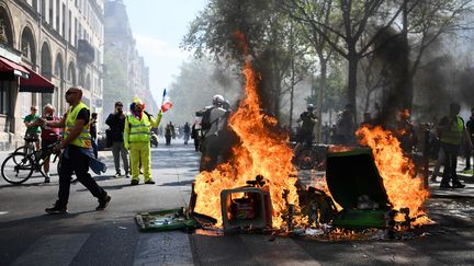 Du mobilier urbain a été brûlé lors d'une manifestation des "gilets jaunes", le 20 avril 2019 à Paris. (ANNE-CHRISTINE POUJOULAT / AFP)