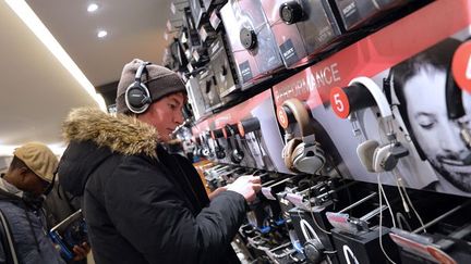 Un client de la FNAC en novembre 2012 à Paris. 
 (MIGUEL MEDINA / AFP)