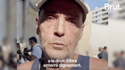 Ils étaient 611 à décéder dans la rue en 2022. Pour ne pas les oublier, un cortège s’est organisé à Paris avec différents collectifs pour rendre hommage à ces personnes mortes dans l'ignorance.